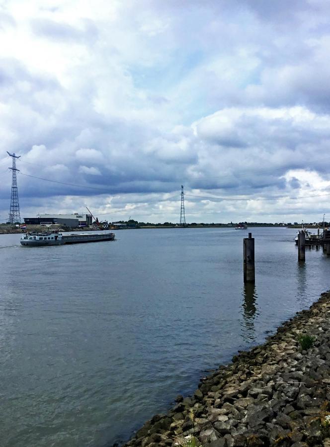 De Kapiteinshut Aan De Rivier Met Xl Ligbad En Sauna Lekkerkerk ภายนอก รูปภาพ