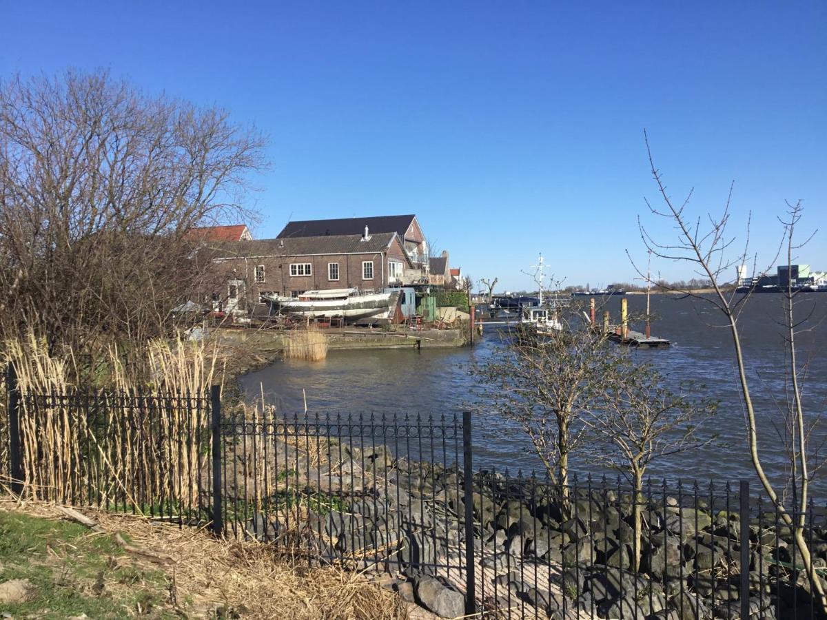 De Kapiteinshut Aan De Rivier Met Xl Ligbad En Sauna Lekkerkerk ภายนอก รูปภาพ