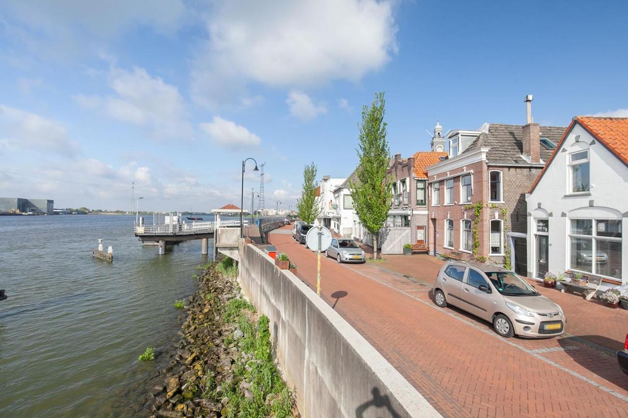 De Kapiteinshut Aan De Rivier Met Xl Ligbad En Sauna Lekkerkerk ภายนอก รูปภาพ